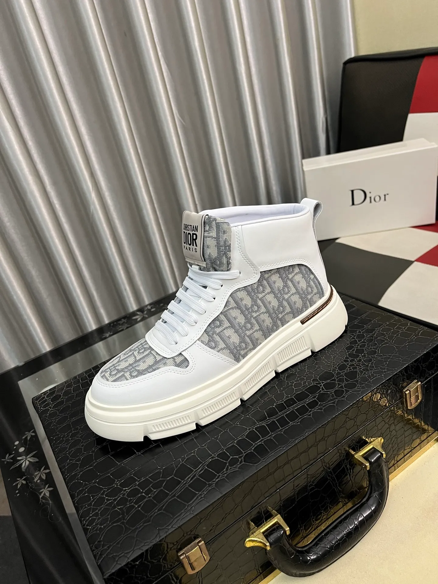 Men's shoes💰420⌚️⌚️[Dior] Dior's new men's genuine leather casual shoes, the highest version on the market, any comparison is welcome🆚! The original leather has excellent texture and is super high-end! Fetal sheep net lining imported from Italy, removable pad! Luxurious materials and fine workmanship, highly recommended! Code number: 38-442️⃣Colors available